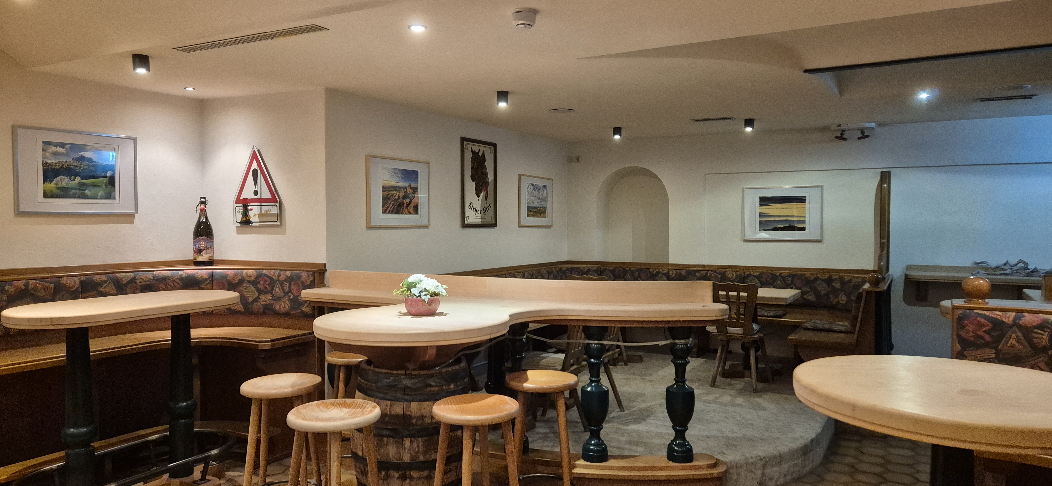 Berghof Bar mit Kegelbahn und Karaoke